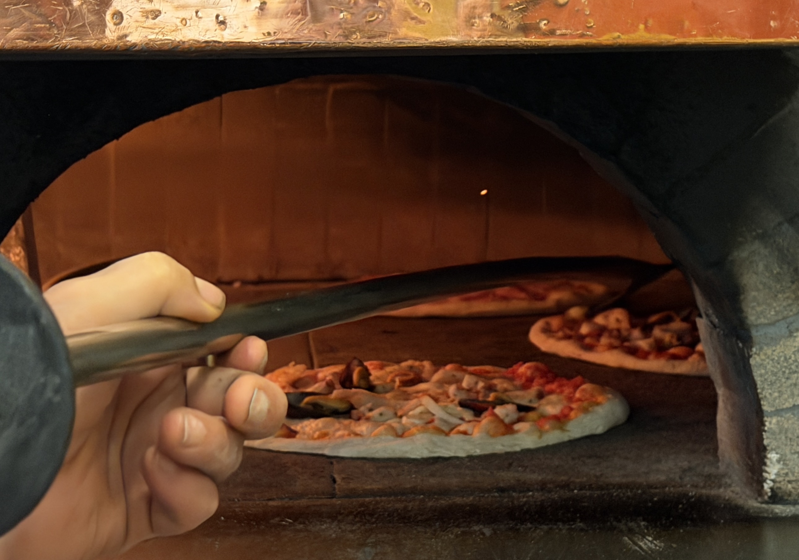 Pizza dal forno a legna del Ristorante Giardino